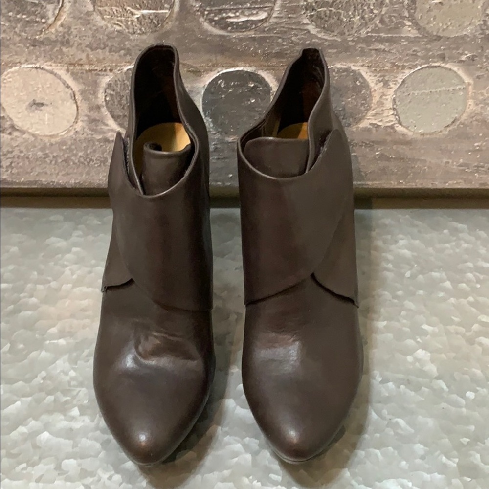 Shoes - Picture 2 of 8